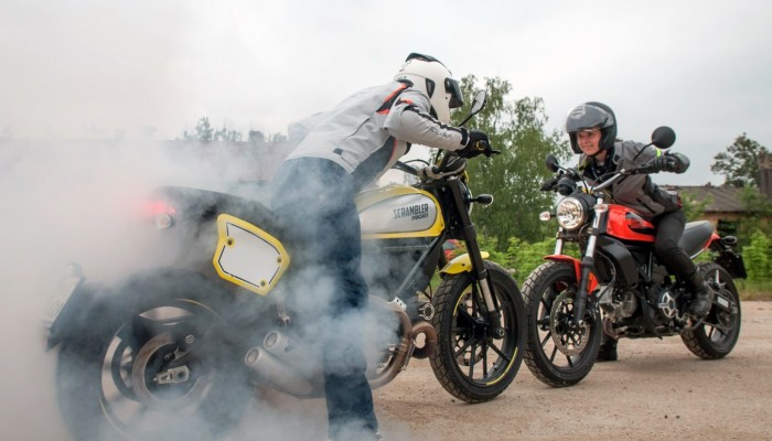 Scrambler Sixty2 vs Flat Track Pro - z dw�ch ko�c�w skali