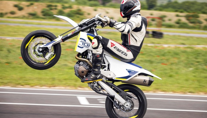 Husqvarna 701 Supermoto i Enduro - jeden motocykl, dwa �wiaty