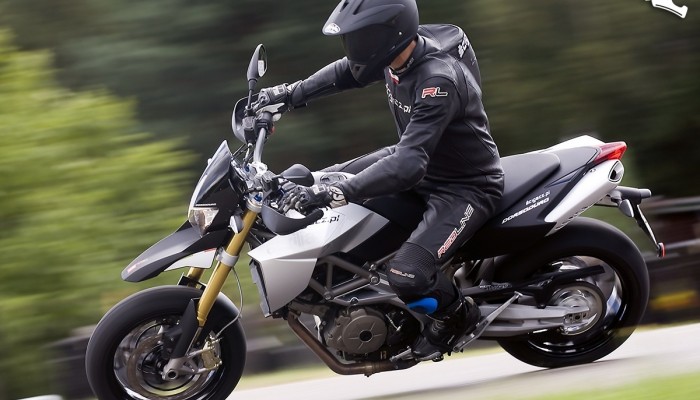 Aprilia Dorsoduro 750 - moda na Supermoto
