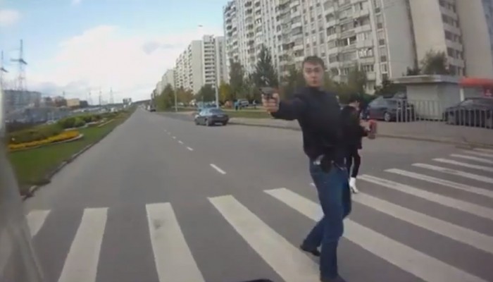 Rosja: pieszy chce zastrzeli� motocyklist�