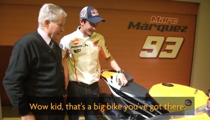 Marc Marquez prezentuje Hond RC213V swojemu dziadkowi