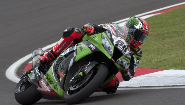 Tom Sykes wygrywa wy�cig 1 na Imoli
