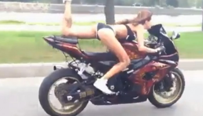 Stunt w bikini - kobiecy sposb na jazd motocyklem