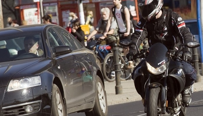 Motocykli�ci s� lepszymi kierowcami samochod�w