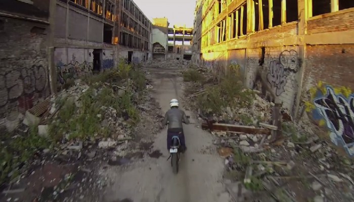 Motocyklowe zwiedzanie opuszczonej fabryki w Detroit