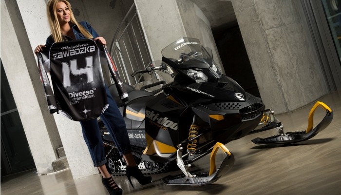 Diverse Night Of The Jumps - Miss Polonia skoczy z rampy na skuterze nienym!