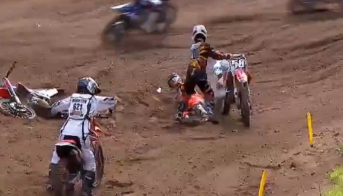 Zawodnik Motocross pomaga swojemu rywalowi