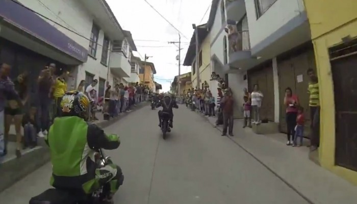 Ekstremalny wycig motorowerw na ulicach miasta