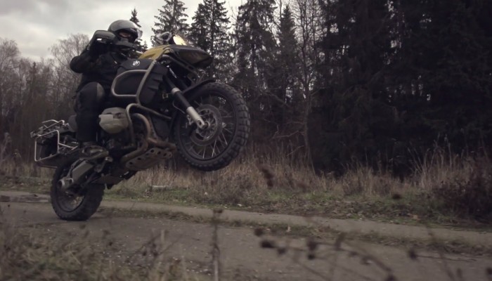 Motocyklem w opuszczonym obozie w Rosji
