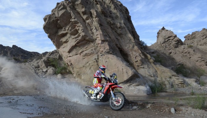 Dwie Hondy na czele Dakaru po trzech oesach