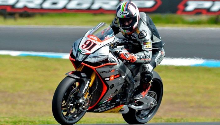 Leon Haslam wygrywa emocjonuj�cy wy�cig 2