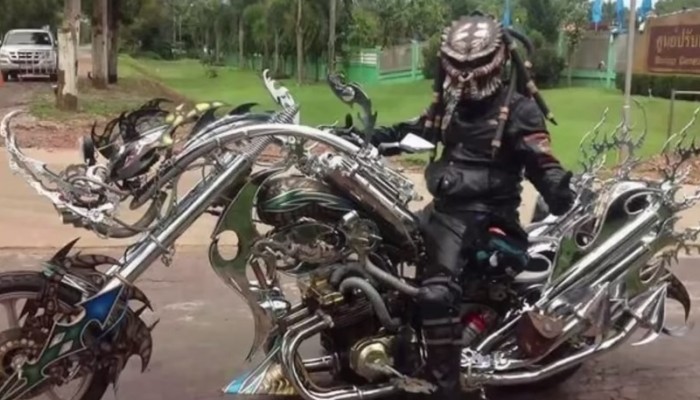 Predator przyapany na motocyklu