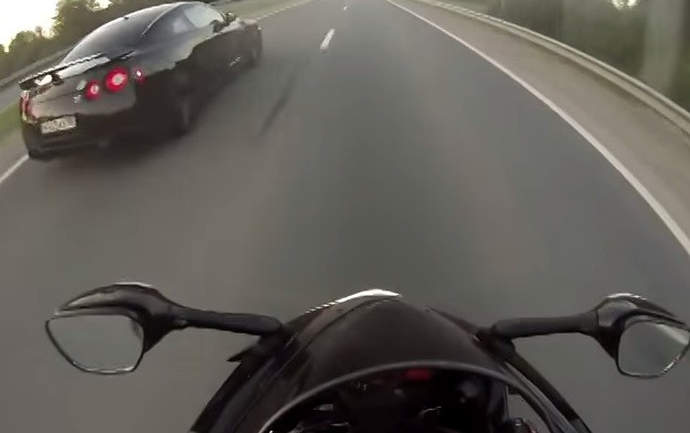 Yamaha R1 vs Nissan GT-R na autostradzie