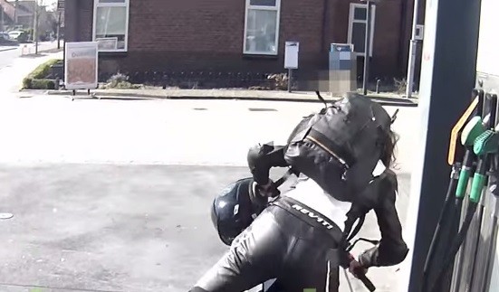 Pechowa motocyklistka i gleba na stacji benzynowej