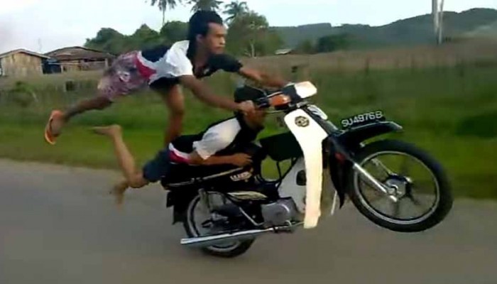 Wheelie w klapkach - nie r�bcie tego w domu