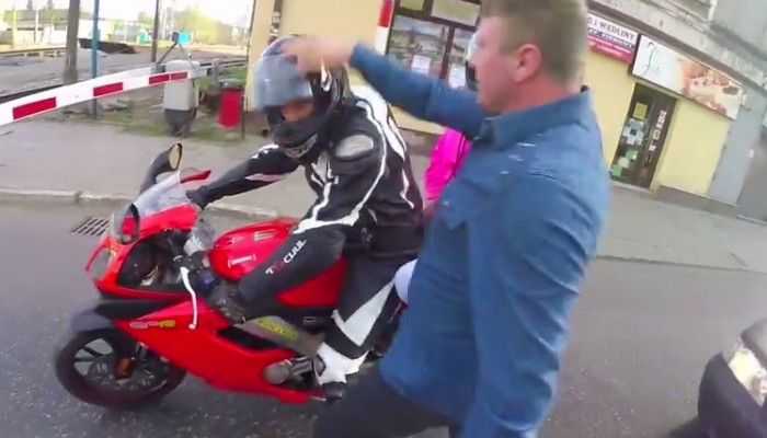Kierowca samochodu atakuje motocyklist - R.I.P kultura na drodze