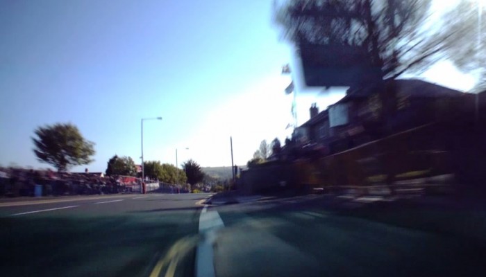 Zahaczy� o kraw�nik przy 260 km/h