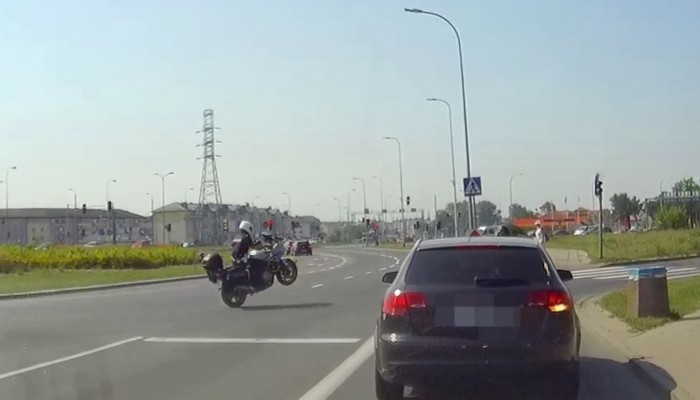 Policyjnym motocyklem na gumie na czerwonym wietle