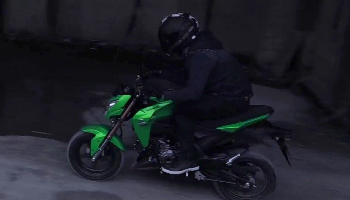 Kawasaki Z125 prawie jak motocykl Bonda