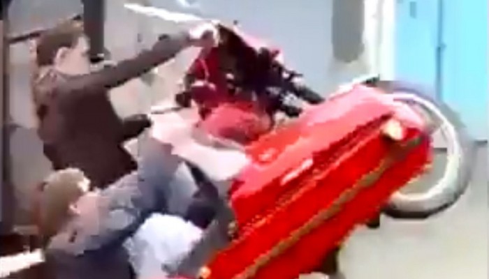 12 o'clock we trzech na motocyklu z koszem