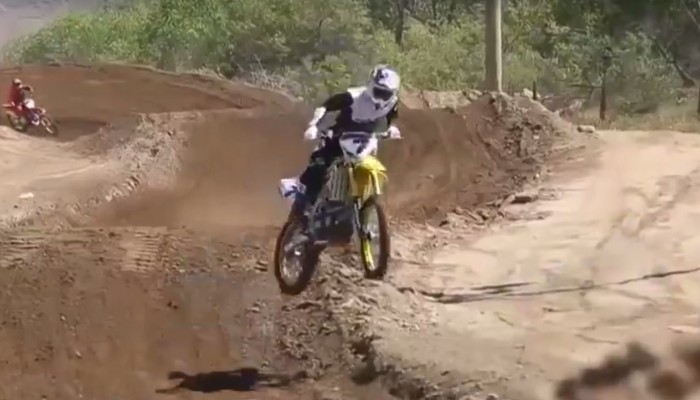 Motocross vs pi�ka no�na - i wszystko jasne