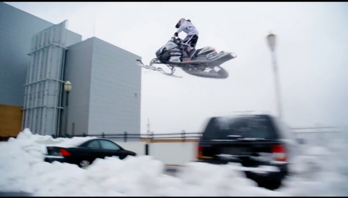 FMX skuterem �nie�nym po mie�cie