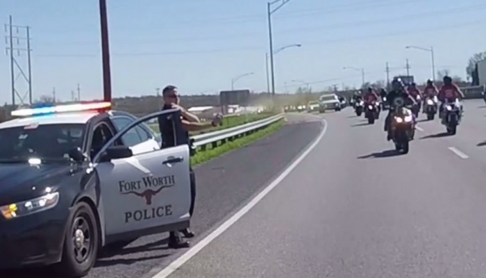 Policjant gazem pieprzowym w motocyklistw