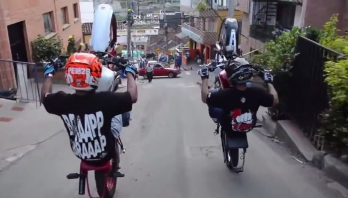 Na gumie i z g�rki - stunt w Kolumbii