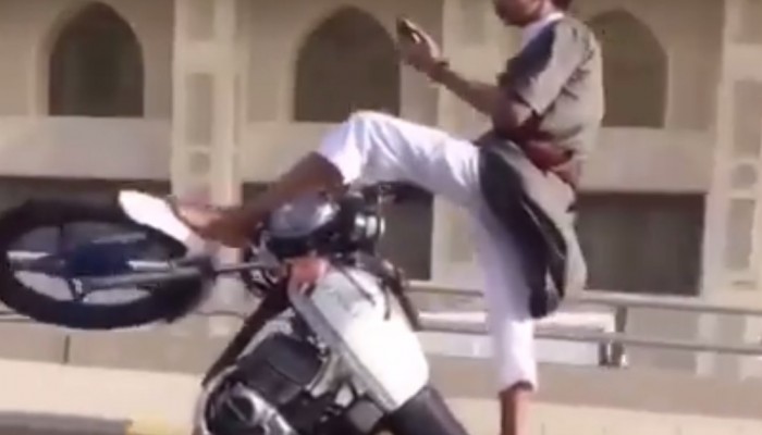 Motocyklista wielozadaniowy - na gumie i przez telefon