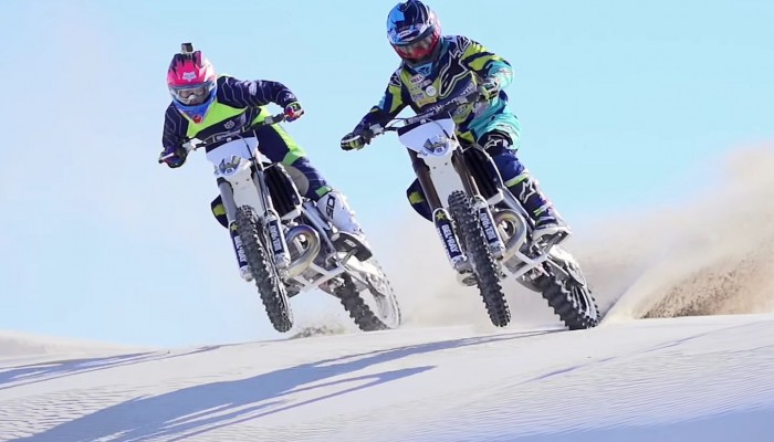 Crossowe dwusuwy na wydmach - Adam Riemann