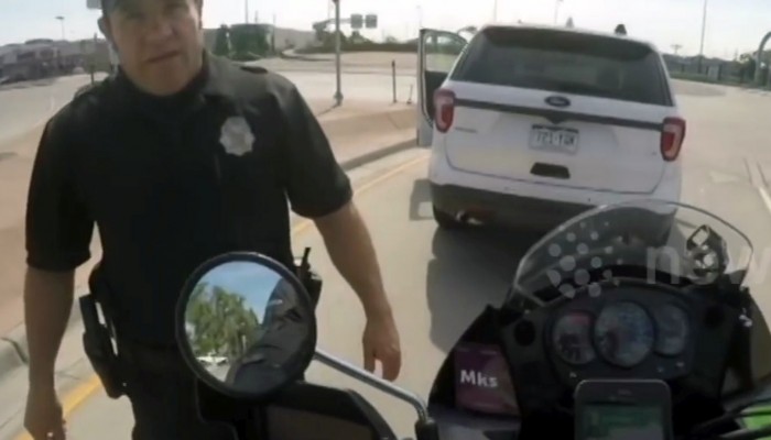 Policjant wpada w furi po tym jak motocyklista na niego trbi