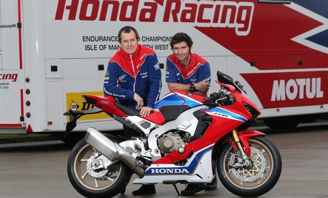John McGuinness i Guy Martin na motocyklach CBR1000RR Fireblade SP2 w barwach zespou marze Honda