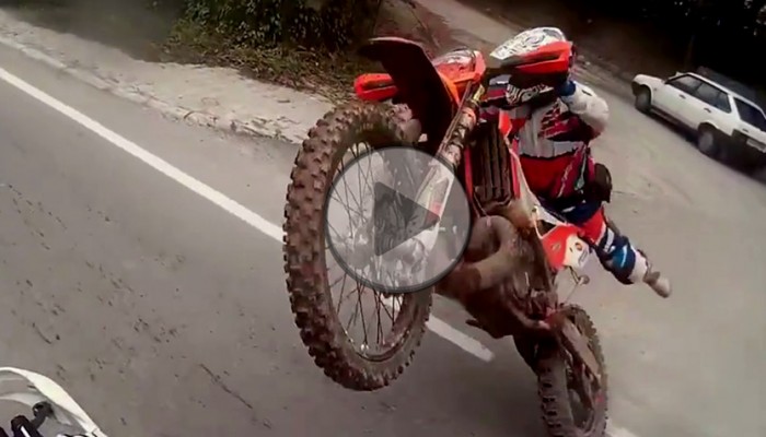 Spektakularna gleba na motocyklu crossowym