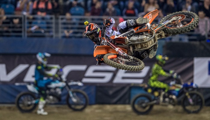 Diverse NIGHT of the JUMPs: motocykli�ci i rowerzy�ci zachwycili widz�w