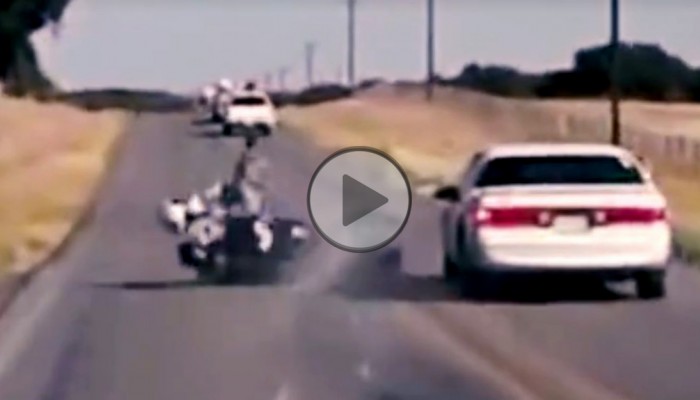 Bandyta brutalnie wjeda w motocyklist - road rage w stylu Texas