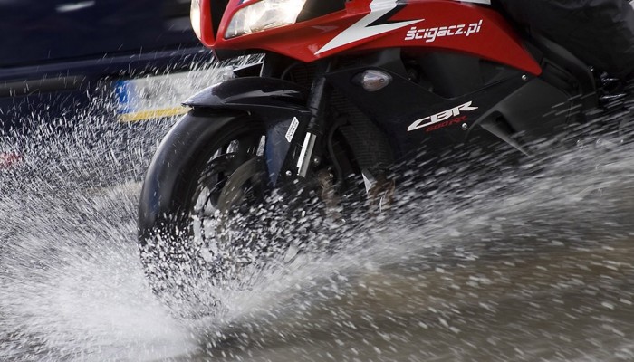 Jazda motocyklem w deszczu: 10 przykaza