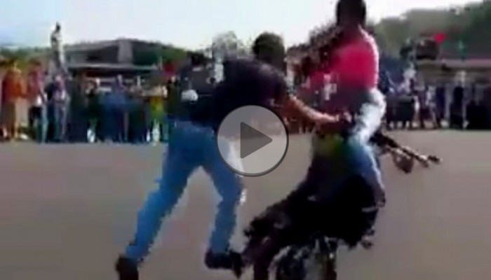 Cyrkle bez przedniego ko�a i z dziewczyn� na b�otniku...