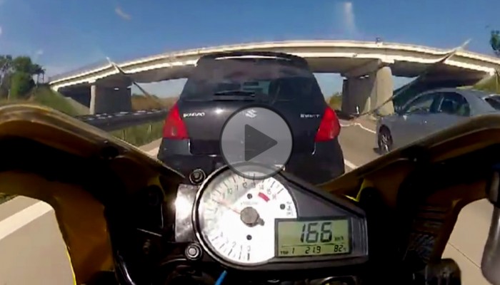 Awaryjne hamowanie motocyklem na autostradzie