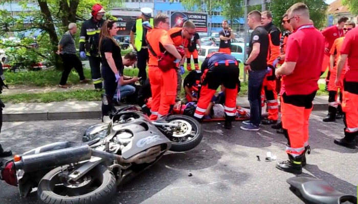 Protestujcy ratownicy medyczni ratuj motocyklist