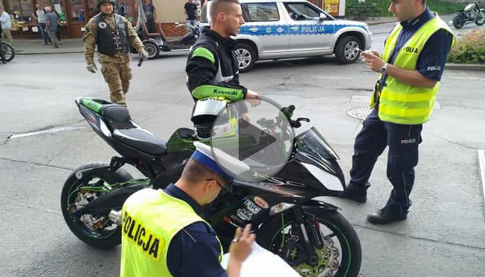 Mandat 7 punkt�w i 1000 z� dla mistrza �wiata za pokaz stuntu - Korze� nie trzyma� kierownicy!