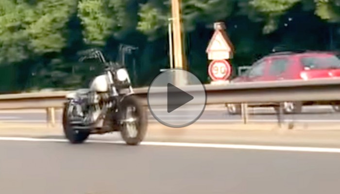 Motocykl sam jedzie po autostradzie we Francji - kolejny wynalazek Google?