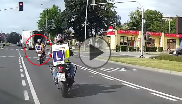 Kursant wjeda motocyklem na skrzyowanie przy czerwonym wietle