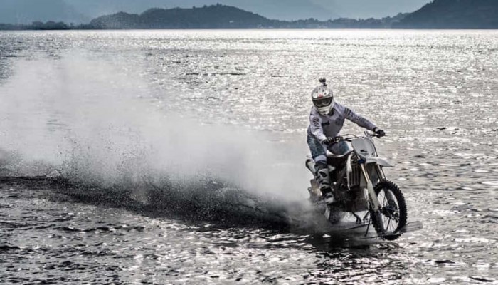 Rekord wiata w jedzie motocyklem po wodzie!