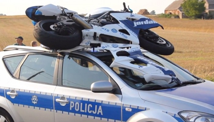 Policjanci cigajc jednego motocyklist wysyaj do szpitala innego