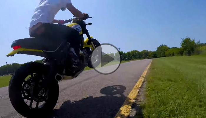 Dron �ledzi motocykl na torze. Mega efekt!