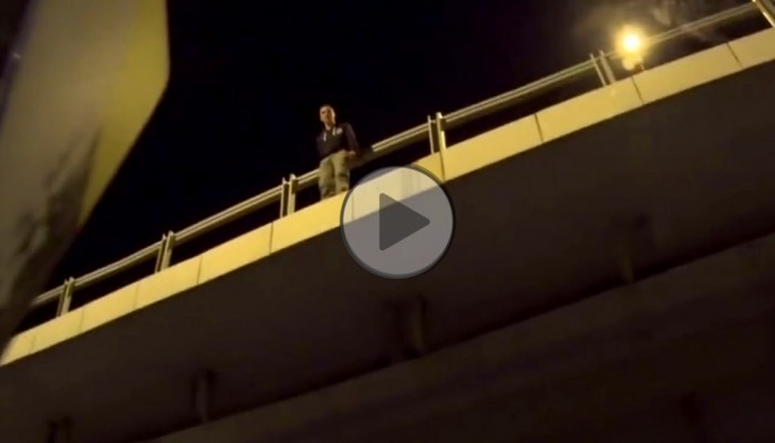 Motocyklista powstrzymuje samob�jc� przed skokiem