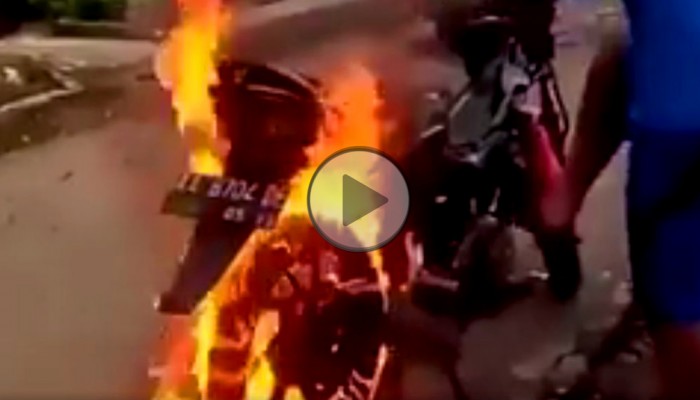 Jak zgasi� p�on�cy skuter? Nigdy by�cie na to nie wpadli!