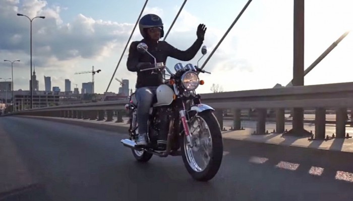 Jazda motocyklem w korku, a bycie bucem