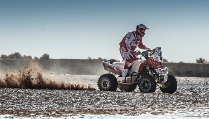 Rzeka zatrzyma�a rajd na �rodku pustyni