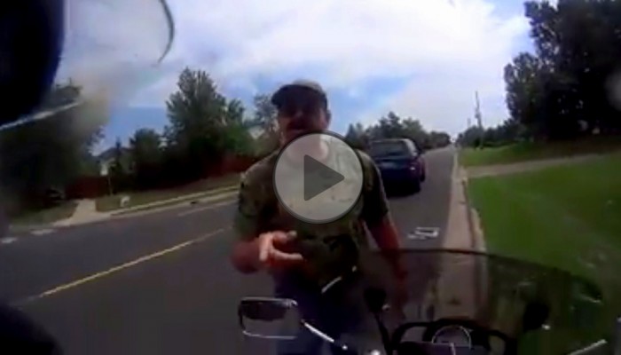 Najdziwniejsze spotkanie motocyklisty i kierowcy samochodu, jakie widzia�e�
